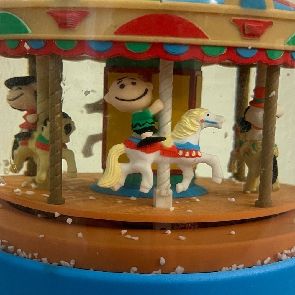 Vintage Willitts Designs Peanuts Characters Snow Globe Musical Carousel Working. - Picture 9 of 14
